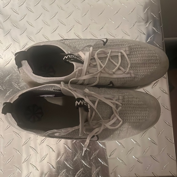 vapormaxes black and white